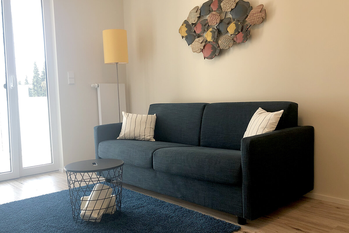Sofa mit Beistelltisch und Zugang zum Balkon