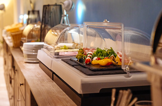 Frühstücksbuffet mit Tomaten-Mozzarella-Spießen