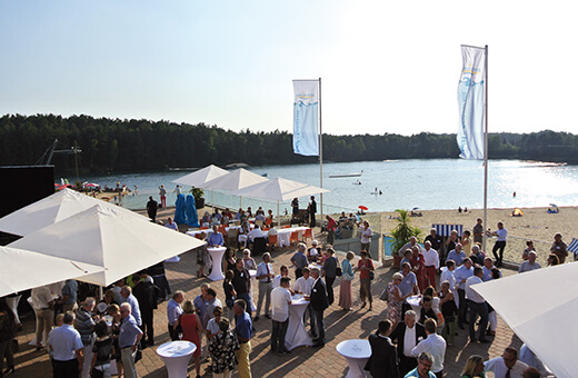 Firmenevent mit hunderten Gästen auf der Seeterrasse