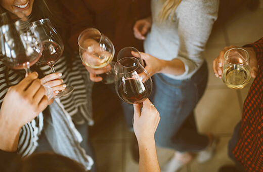 Team stößt mit Wein an