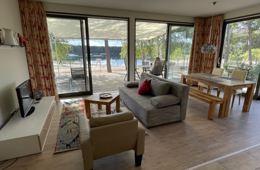 IMG_7883 Wohnzimmer im Bernsteinsee Strandbungalow