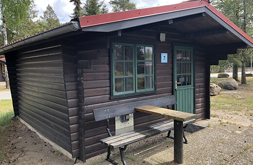 Blockhaus_2 Schlafzimmer mit Doppelbett und Gepäckablage