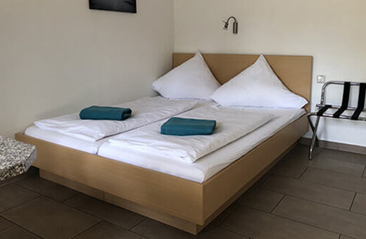 Blockhaus_Schlafzimmer Hotelzimmer mit Doppelbett im Komfort Hotel
