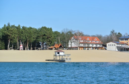 final_ohne Steg1 Blick über den See auf das Hotel
