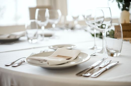 Junge Paar trinkt Cocktail auf der Seeterrasse