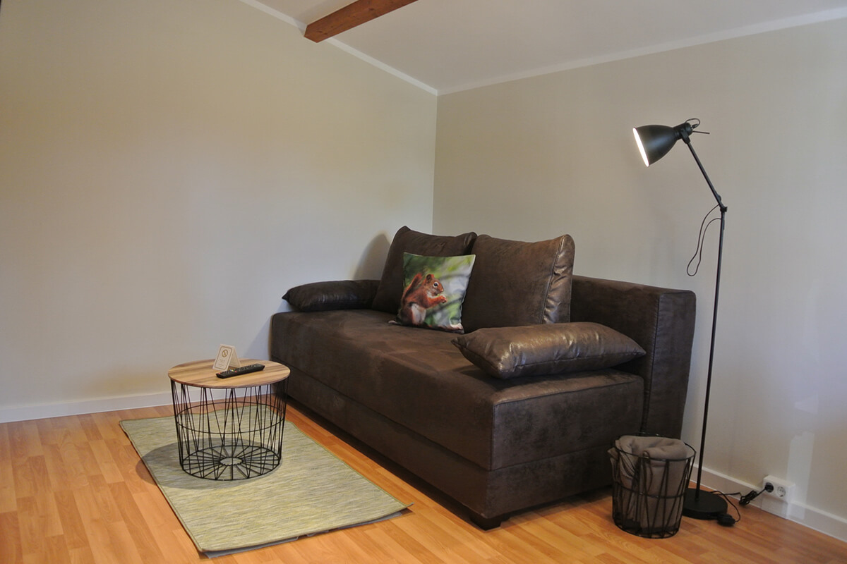 Ausziehbares Sofa mit Beistelltisch